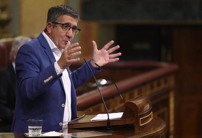 El portavoz del grupo socialista en el Congreso, Patxi López, interviene durante una sesión plenaria en el Congreso de los Diputados, a 13 de octubre de 2022, en Madrid (España). El presidente del Gobierno acude al Congreso para informar sobre la cumbre