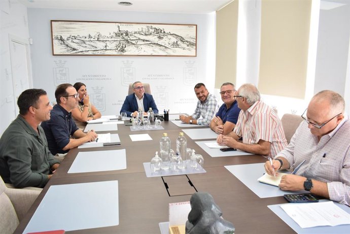 Reunión de la Asociación de Productores del Tomate de Los Palacios y Villafranca presidida por el alcalde de Los Palacios, Juan Manuel Valle.
