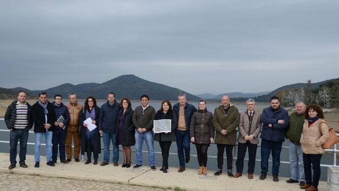 Los alcaldes de Sierra Morena ante un pantano
