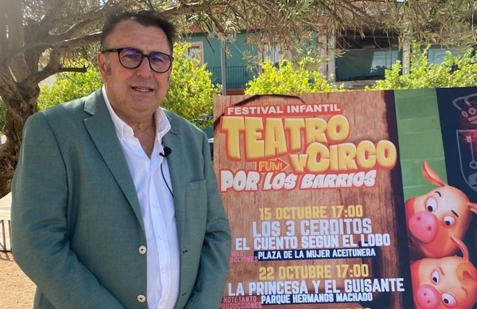 El delegado de Cultura del Ayuntamiento de Alcalá de Guadaíra, Enrique Pavón, ha presentado este jueves el festival de Teatro y Circo por los barrios.