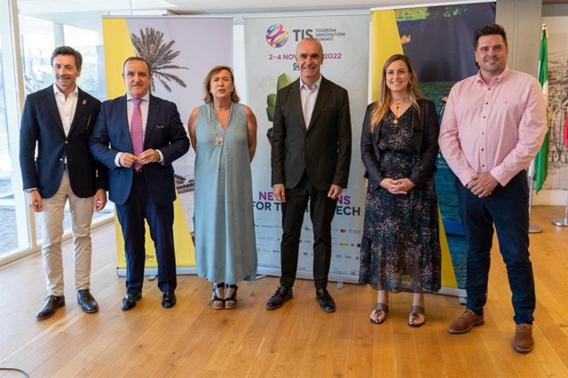 El alcalde de Servilla, en el centro, en la presentación de la novedades del TIS