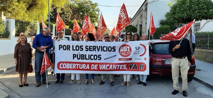 Concentración de sindicalistas de UGT y el PSOE ante el CEIP Valverde y Perales de Baena.