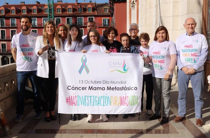 Celebraciónd el Día Internacional del Cáncer de Mama Metastásico en el Ayuntamiento de Valladolid.