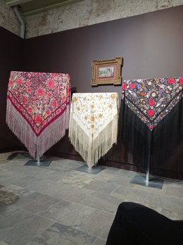 Mantones de Manila que forman parte de la exposición 'La Sevilla Flamenca. Una mirada romántica', en el Centro Cultural Flamenco-La Casa de la Memoria.