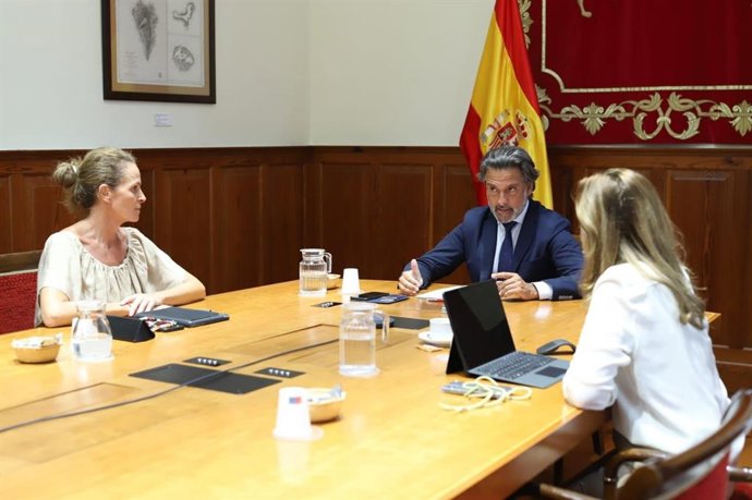Archivo - El presidente del Parlamento de Canarias, Gustavo Matos, en una reunión de la Mesa del Parlamento