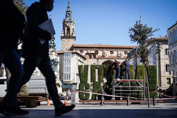 Archivo - Varias personas caminan por una calle céntrica de Vitoria