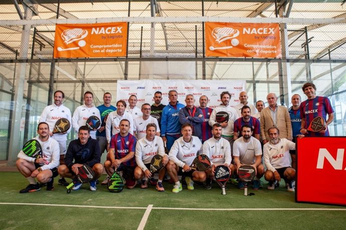 Ex futbolistas del Real Madrid y el FC Barcelona compiten en el 'Desafío Nacex' de pádel antes de El Clásico.