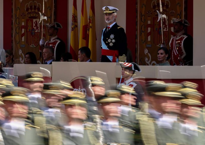 El Rey Felipe VI preside el acto solemne de homenaje a la bandera nacional y desfile militar en el Día de la Hispanidad, a 12 de octubre de 2022, en Madrid (España).