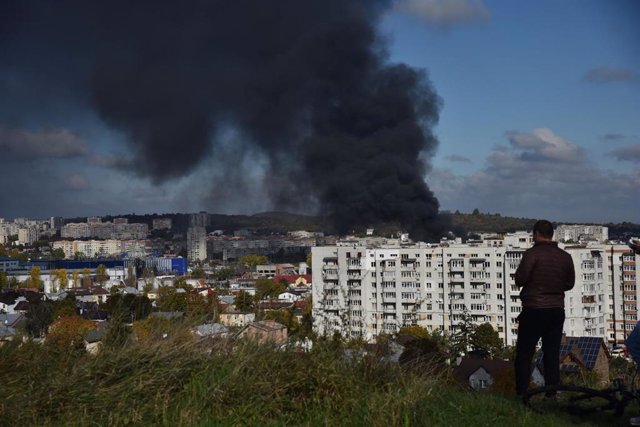 Columna de humo en la ciudad de Leópolis tras un ataque de Rusia
