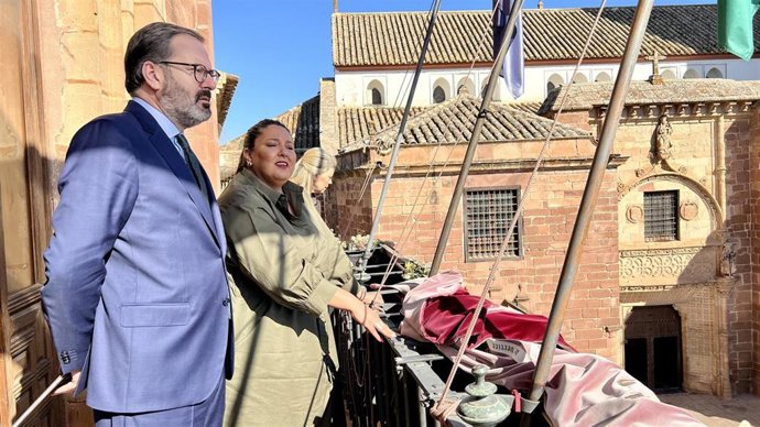 El delegado del Gobierno andaluz en Córdoba, Adolfo Molina, con la alcaldesa de Montoro, Dolores Amo.