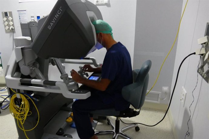 Archivo - El complejo hospitalario Ruber Juan Bravo realiza su primera intervención con el robot quirúrgico Da Vinci