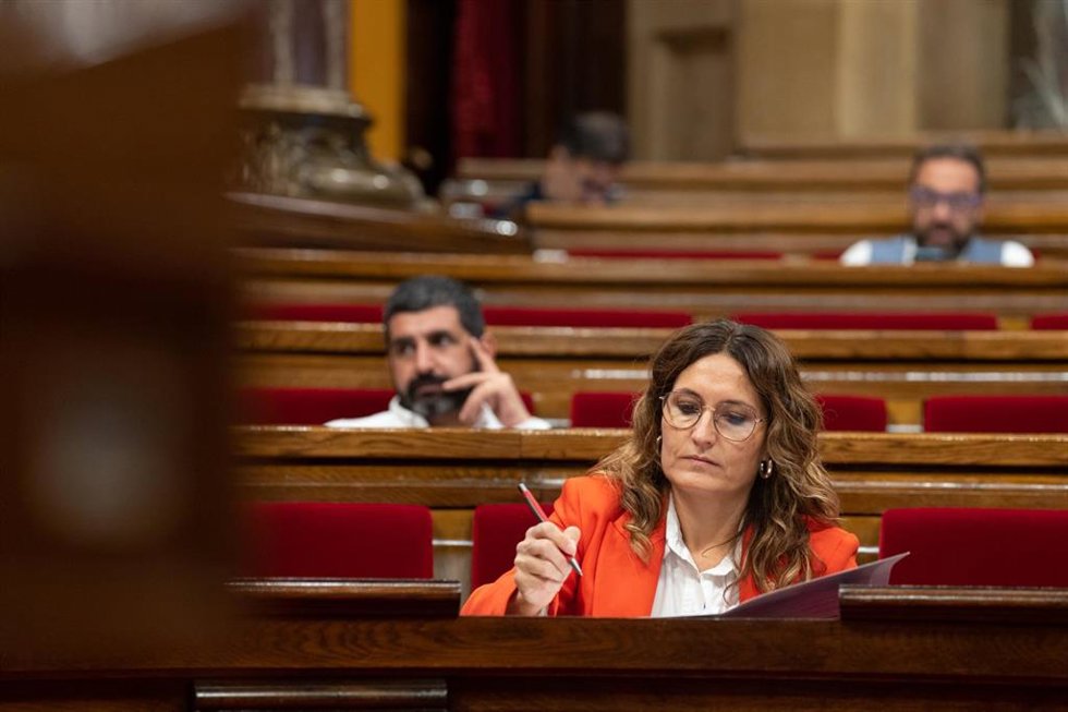 La consellera de Presidencia de la Generalitat, Laura Vilagr, interviene durante un pleno en el Parlament, a 4 de octubre de 2022, en Barcelona, Catalunya (España). El pleno del Parlament vota esta semana si solicita al presidente de la Generalitat, qu