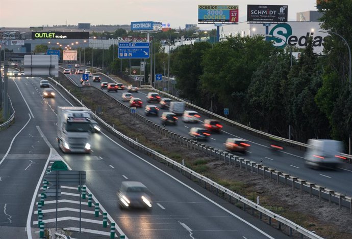 Archivo - Una fila de vehículos en la carretera A3, a 28 de agosto de 2022, en Madrid (España). 