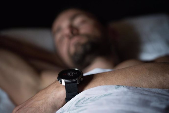 Los deportistas duermen 15 minutos menos en verano que en invierno, según un estudio de Polar.