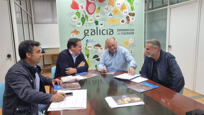 José Luis Cabarcos durante el encuentro con el secretario del Consejo Regulador de la IXP e integrantes de la producción y la industria de la castaña