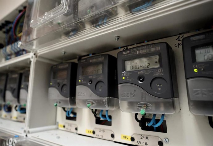 Archivo - Contadores eléctricos de un edificio, a 1 de abril de 2022, en Madrid (España). 