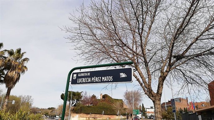 Archivo - Señal en Aravaca de la Glorieta que lleva el nombre de Lucrecia Pérez Matos, asesinada el 13 de noviembre de 1992, primera víctima mortal del racismo en España