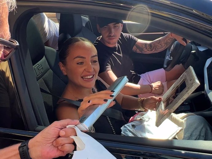 ROCÍO FLORES RECIBE UN REGALO POR PARTE DE UN FAN