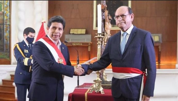 El presidente de Perú, Pedro Castillo, junto al ministro del Exterior, César Landa