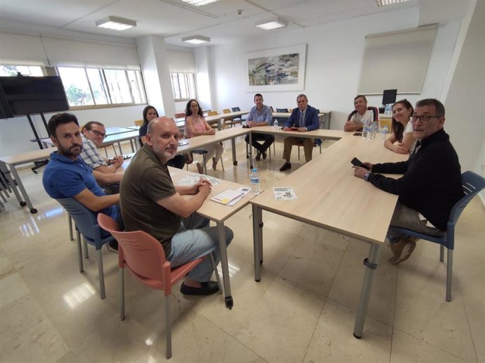 Un momento de la reunión de CSIF con el delegado de Desarrollo Educativo de la Junta en Córdoba (centro, al fondo).