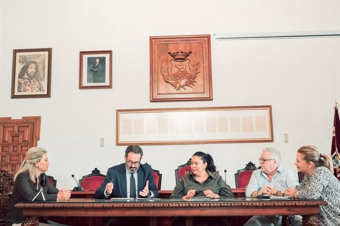 La alcaldesa de Montoro, Dolores Amo (centro), en su encuentro con el delegado del Gobierno andaluz, Adolfo Molina (segundo por la izda.).