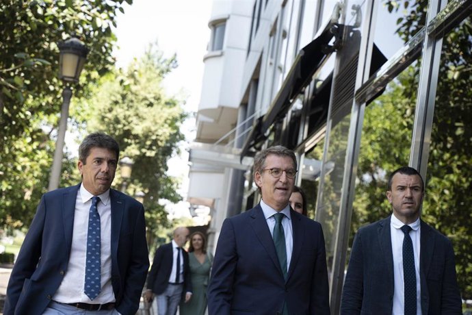 Archivo - El presidente del Partido Popular, Alberto Núñez Feijóo, y el presidente del PPCV, Carlos Mazón, llegan al pleno de la Asociación Valenciana de Empresarios (AVE), a 21 de julio de 2022, en Valencia.