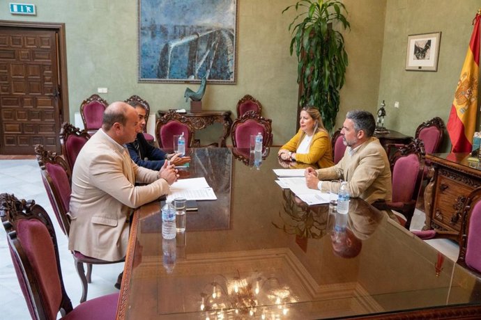 Curtido reunido con el alcalde de Rota.