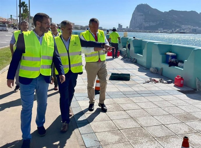 Pacheco en el paseo de Poniente en La Línea.