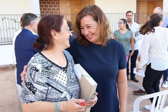 La presidenta del Govern, Francina Armengol, entrega las llaves de una promoción de 23 viviendas de protección pública en Santanyí.