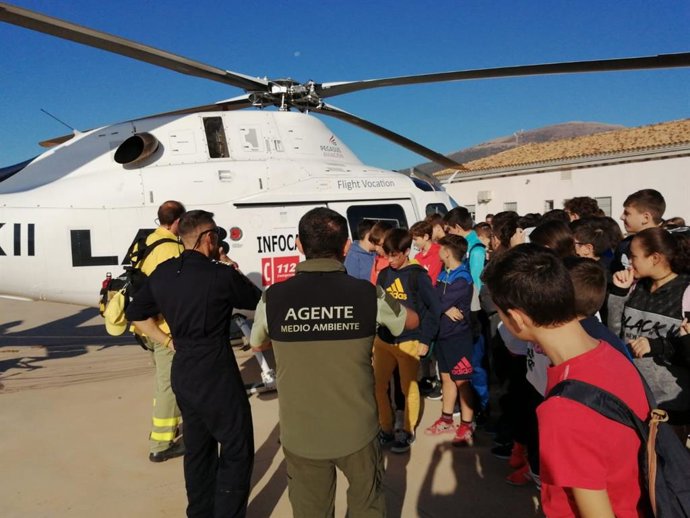 Agentes de Medio Ambiente y estudiantes durante las jornadas de sensibilización desarrolladas en el Cedefo de Carcabuey .
