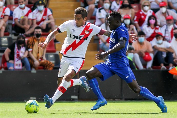 Archivo - Óscar Trejo y Djene pugnan por un balón en el Rayo Vallecano-Getafe de LaLiga Santander 2021-2022