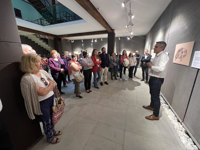 El vciepresidente y consejero, Pablo Zuloaga, en la inauguración de la exposición 'Ptarimonio ilustrado de Cantabria' en la Torre del Infantado de Potes