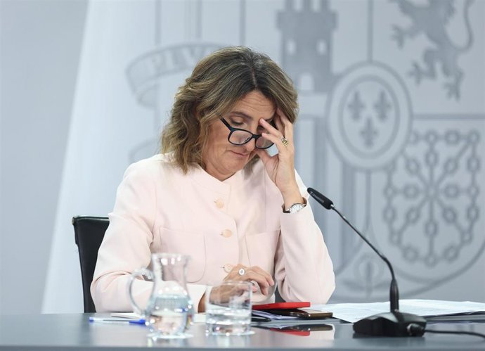 (I-D) La vicepresidenta tercera y ministra para la Transición Ecológica y el Reto Demográfico, Teresa Ribera