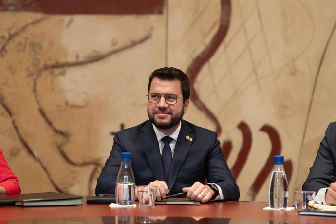 El presidente de la Generalitat, Pere Aragons (c), encabeza el primer Consell Executiu con consellers solo de ERC, en el Palau de la Generalitat, a 11 de octubre de 2022, en Barcelona, Cataluña (España). Los siete nuevos consellers nombrados por el pre
