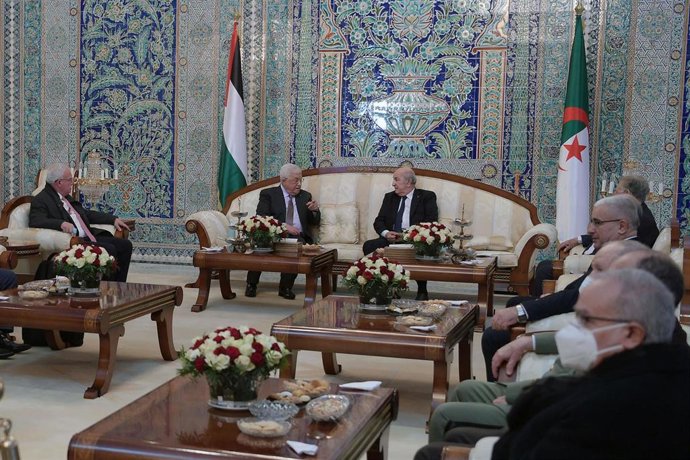 Archivo - El presidente argelino, Abdelmajid Tebune, con el presidente de la Autoridad Palestina, Mahmud Abbas