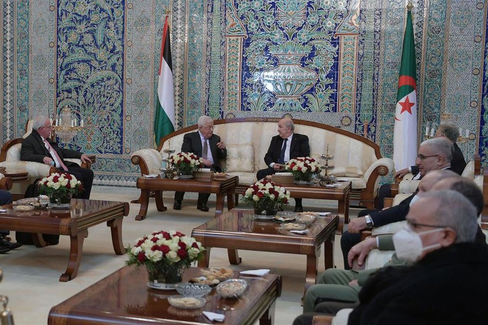 Archivo - El presidente argelino, Abdelmajid Tebune, con el presidente de la Autoridad Palestina, Mahmud Abbas