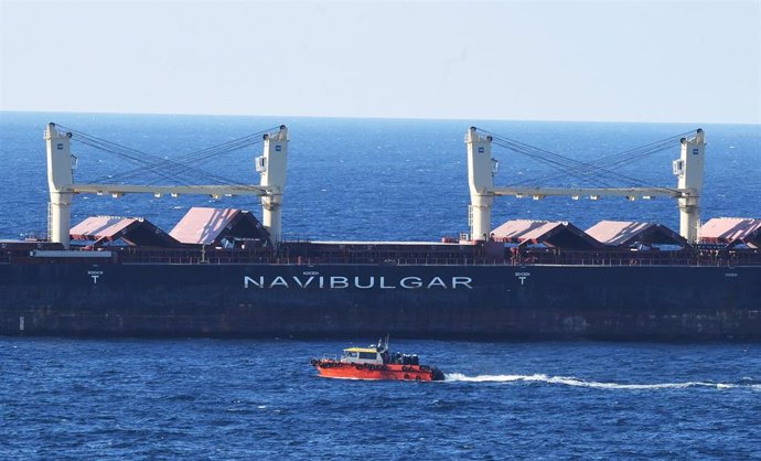 Archivo - Un buque de la segunda caravana de barcos que transportan granos desde Ucrania llega al estrecho del Bósforo en Estambul.