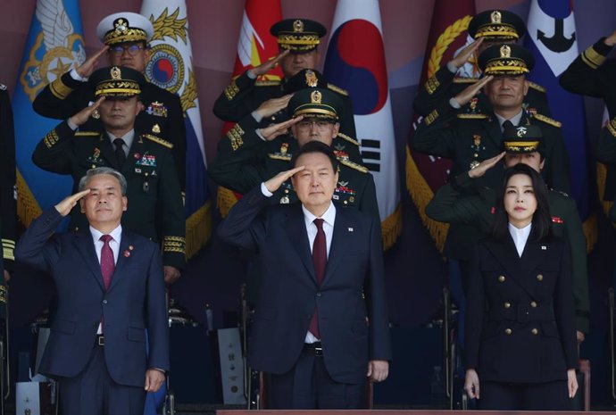 El presidente de Corea del Sur, Yoon Suk-yeol saluda a la bandera nacional en la ceremonia de celebración del 74 Día de las Fuerzas Armadas de Corea del Sur, celebrada en el cuartel militar de Gyeryongdae