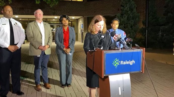 L'alcaldessa de Raleigh, Mary-Ann Baldwin, al costat de l'administració de la ciutat i el tinent del Departament de Policia, en conferncia de premsa, després d'un tiroteig en Carolina del Nord, els Estats Units