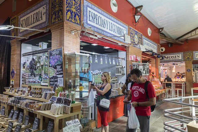 Archivo - Mercado de abastos de Triana. 