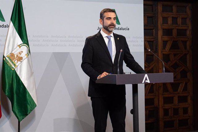 El consejero de Sostenibilidad, Medio Ambiente y Economía Azul y portavoz del Gobierno, Ramón Fernández Pacheco, en la rueda de prensa posterior al Consejo de Gobierno andaluz en el Palacio de San Telmo a 11 de octubre de 2022, en Sevilla (Andalucia, Espa