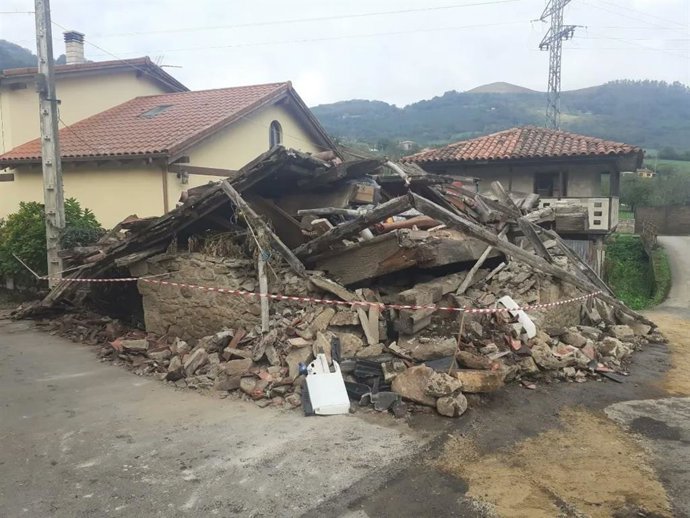 Imagen del hórreo derribado por un camión en Grado.