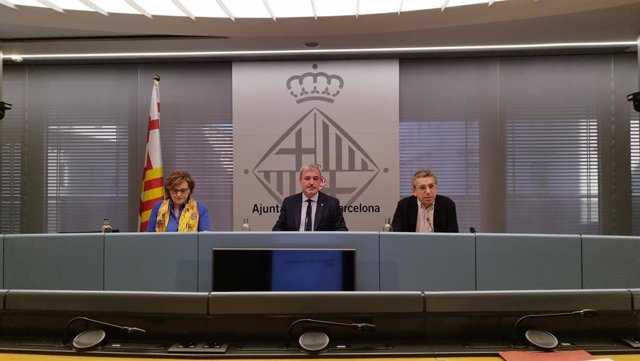 La concejal de Comercio, Mercados, Régimen Interno y Hacienda, Montserrat Ballarín; el primer teniente de alcalde, Jaume Collboni, y el concejal de Presidencia y Presupuestos, Jordi Martí, en rueda de prensa para presentar la propuesta de Presupuesto.