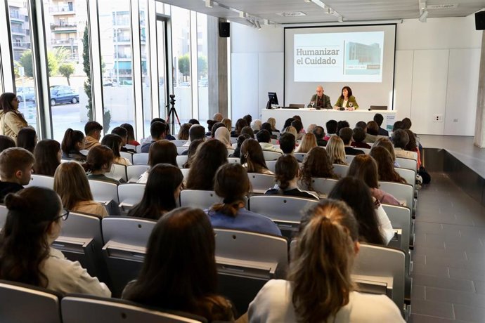 La presidenta de La Rioja, Concha Andreu, ha abierto la jornada 'Humanizar el cuidado'