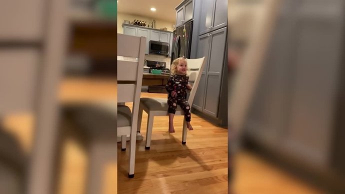 Graban la reacción de esta niña al ver El rey león por primera vez