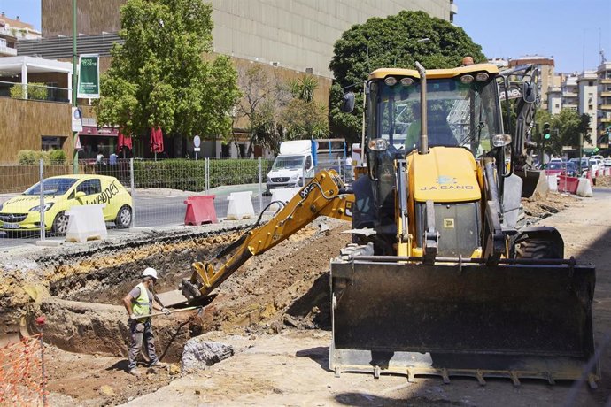 Archivo - Imagen de archivo de las obras de ampliación del tranvía en Nervión, en Sevilla.