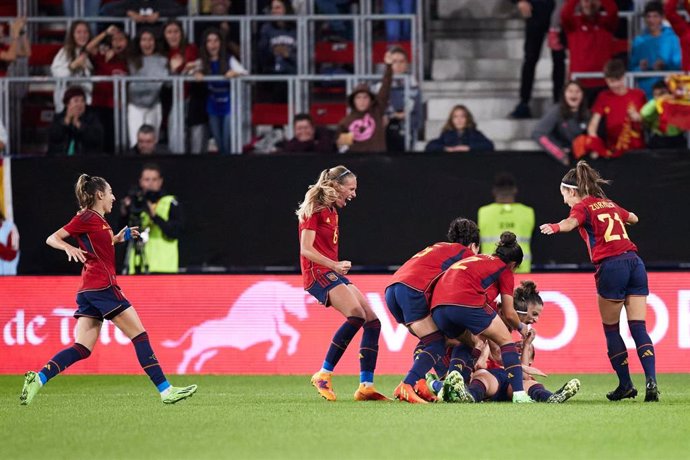 Las jugadoras de la selección española celebran un gol ante Estdos Unidos en El Sadar.