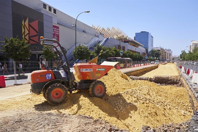 Archivo - Imagen de archivo de las obras de ampliación del tranvía en Nervión, en Sevilla.