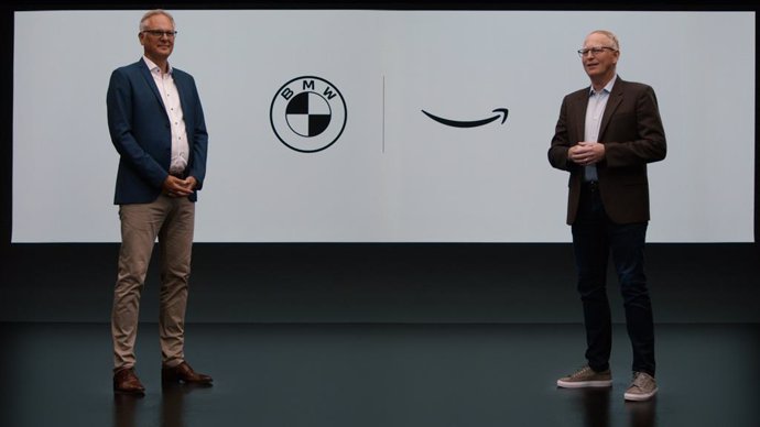 El vicepresidente senior de Empresa Conectada y Operaciones Técnicas de Desarrollo del Grupo BMW, Stephan Durach, y el vicepresidente Senior de Dispositivos y Servicios de Amazon, Dave Limp, presentan la alianza entre firmas