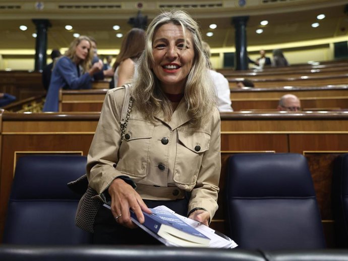 La vicepresidenta segunda y ministra de Trabajo y Economía Social, Yolanda Díaz, durante una sesión plenaria en el Congreso de los Diputados, a 13 de octubre de 2022, en Madrid (España). El presidente del Gobierno acude al Congreso para informar sobre l